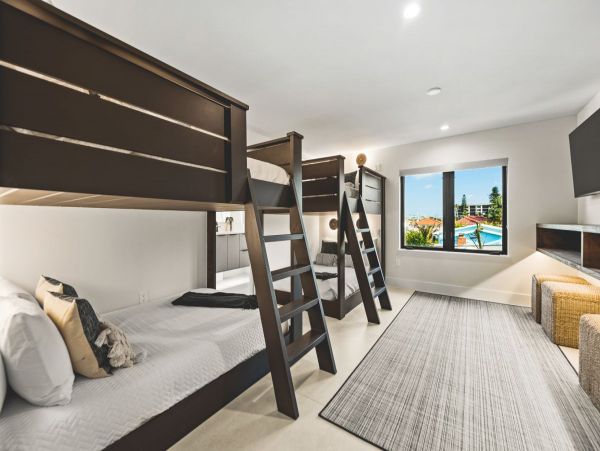 Lido Key Luxury Walk to Beach in Two Min World Class