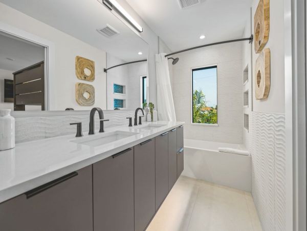 Lido Key Luxury Walk to Beach in Two Min World Class