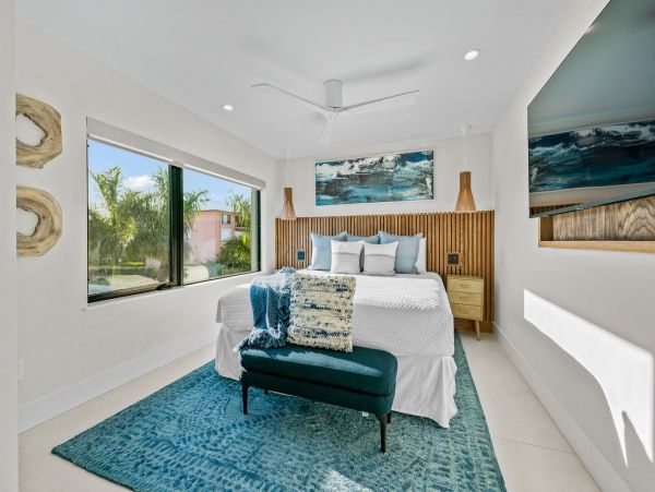 Lido Key Luxury Walk to Beach in Two Min World Class