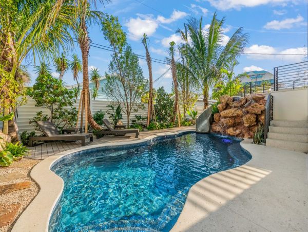 Lido Key Luxury Walk to Beach in Two Min World Class