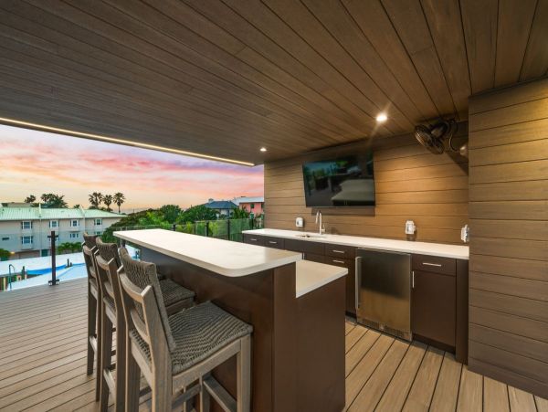 Lido Key Luxury Walk to Beach in Two Min World Class