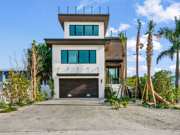 Lido Key Luxury Walk to Beach in Two Min World Class