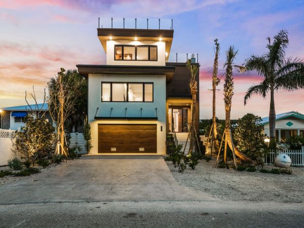 Lido Key Luxury Walk to Beach in Two Min World Class