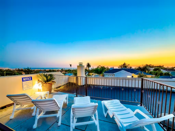 Gorgeous Five Bedroom Getaway with Private Hot Tub