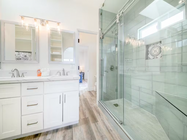 Gorgeous Five Bedroom Getaway with Private Hot Tub