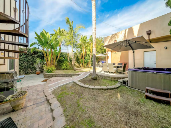 Gorgeous Five Bedroom Getaway with Private Hot Tub