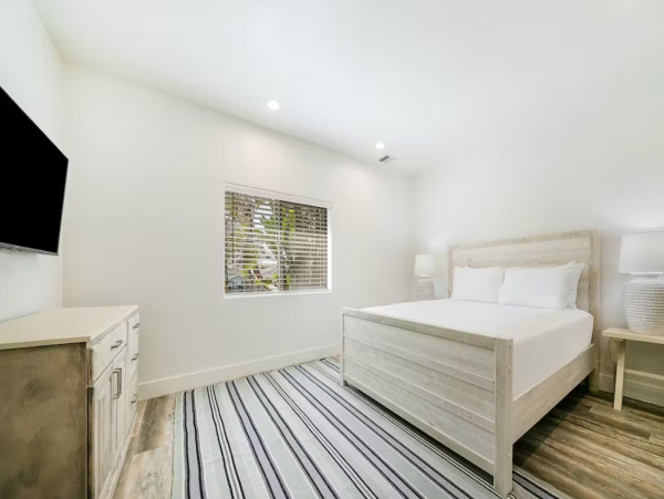 Gorgeous Five Bedroom Getaway with Private Hot Tub