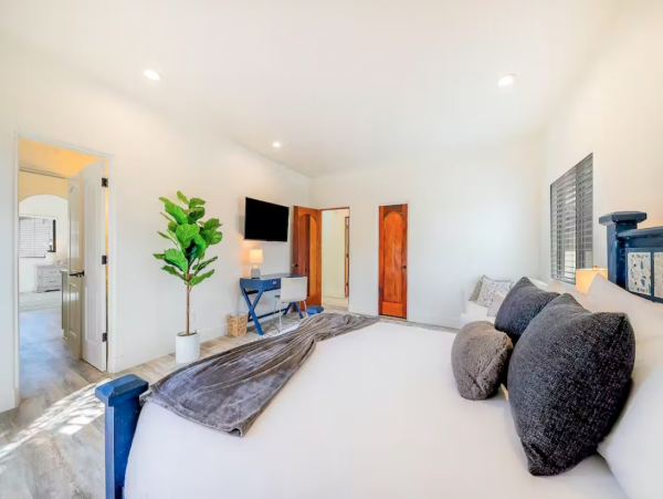 Gorgeous Five Bedroom Getaway with Private Hot Tub