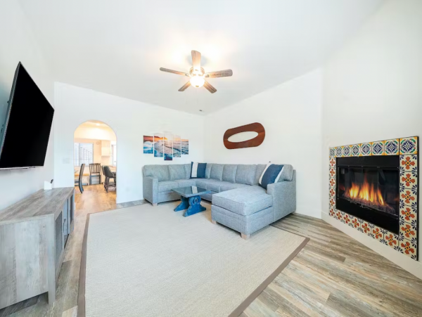 Gorgeous Five Bedroom Getaway with Private Hot Tub