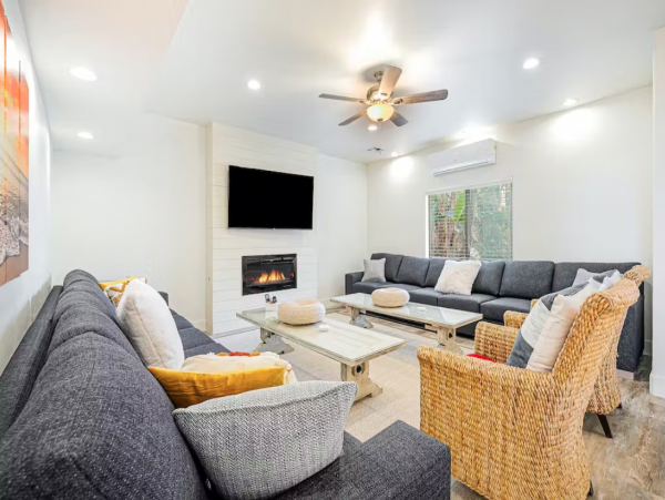 Gorgeous Five Bedroom Getaway with Private Hot Tub