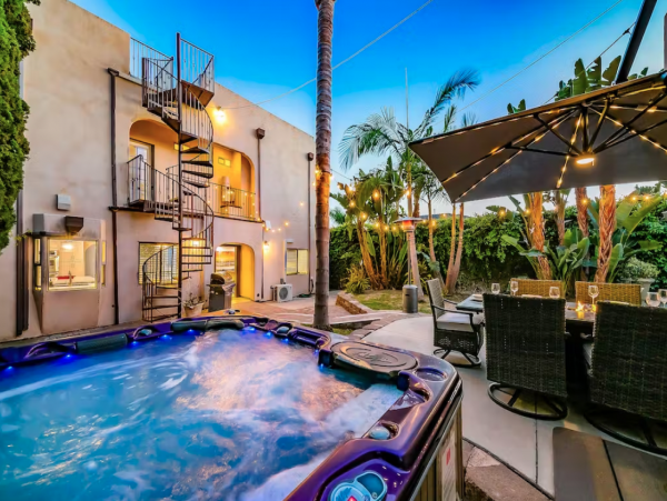 Gorgeous Five Bedroom Getaway with Private Hot Tub