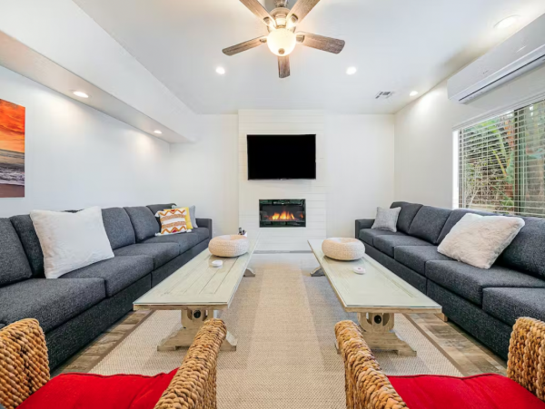 Gorgeous Five Bedroom Getaway with Private Hot Tub