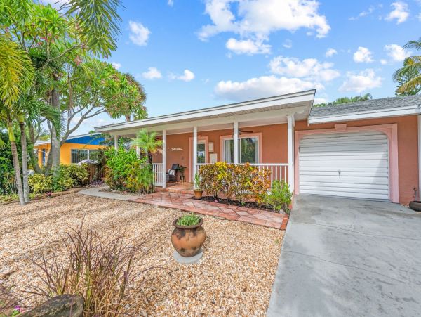 Holmes Beach Vacation Duplex Two Bedroom Walk to Beach