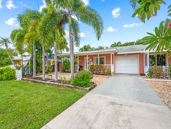 Holmes Beach Vacation Duplex Two Bedroom Walk to Beach