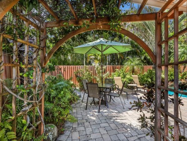 Holmes Beach Vacation Duplex Two Bedroom Walk to Beach