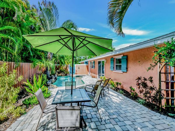 Holmes Beach Vacation Duplex Two Bedroom Walk to Beach