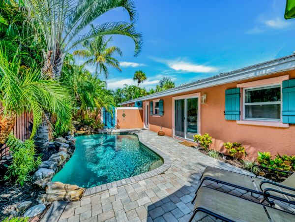 Holmes Beach Vacation Duplex Two Bedroom Walk to Beach