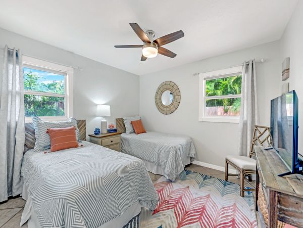 Holmes Beach Vacation Duplex Two Bedroom Walk to Beach