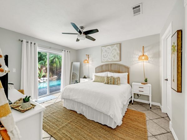 Holmes Beach Vacation Duplex Two Bedroom Walk to Beach