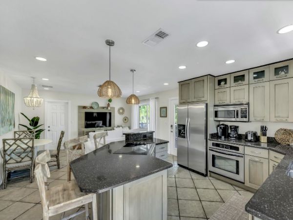 Holmes Beach Vacation Duplex Two Bedroom Walk to Beach