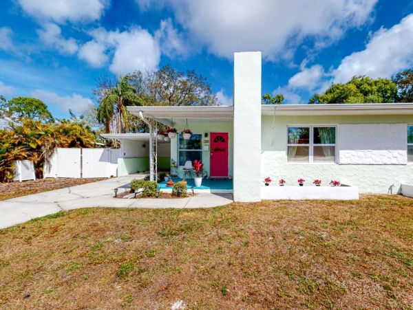 Charming 2 Bedroom Home in St. Petersburg
