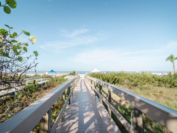 Beachfront Luxury Vacation Condo with Great Amenities