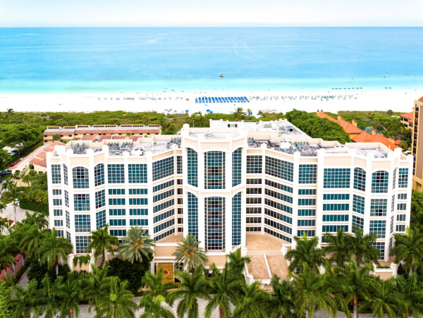 Beachfront Luxury Vacation Condo with Great Amenities