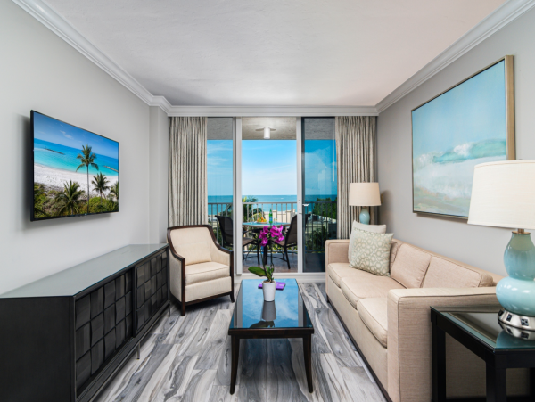 Beachfront Luxury Vacation Condo with Great Amenities