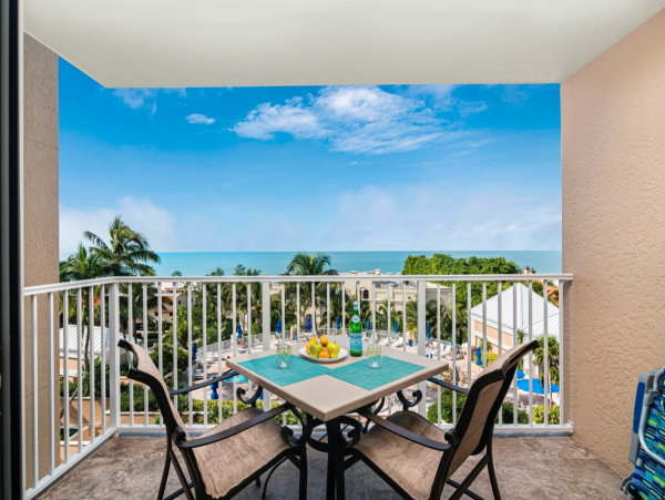 Beachfront Luxury Vacation Condo with Great Amenities