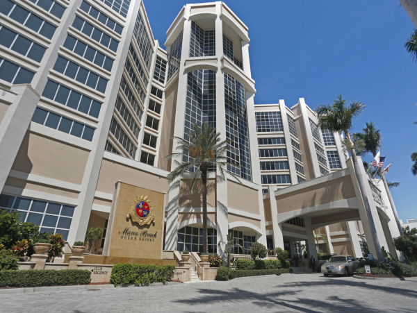Beachfront Luxury Vacation Condo with Great Amenities