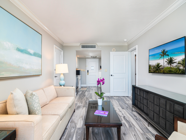Beachfront Luxury Vacation Condo with Great Amenities