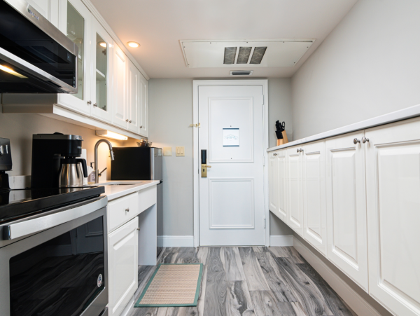 Beachfront Luxury Vacation Condo with Great Amenities