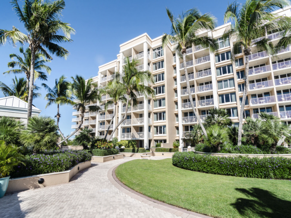 Beachfront Luxury Vacation Condo with Great Amenities
