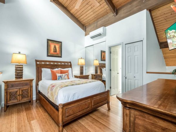 Kihei Vacation Condo Two Bedroom Walk to Beach