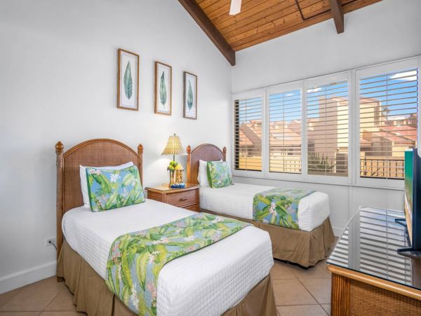 Kihei Vacation Condo Two Bedroom Walk to Beach