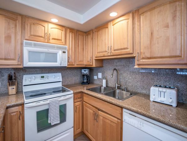 Kihei Vacation Condo Two Bedroom Walk to Beach