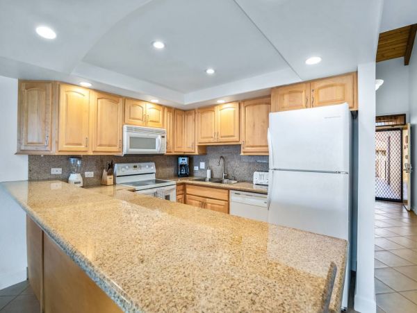 Kihei Vacation Condo Two Bedroom Walk to Beach