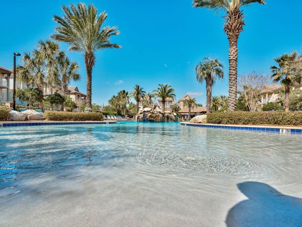 Destin Six Bedroom Home Near the Beach Shared Lagoon Pool