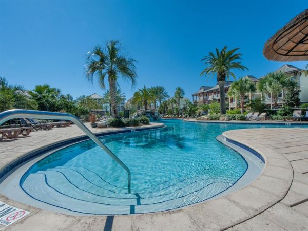 Destin Six Bedroom Home Near the Beach Shared Lagoon Pool