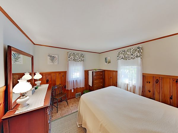 Lovely Cape Cod 4 Bedroom Vacation Home with Pool