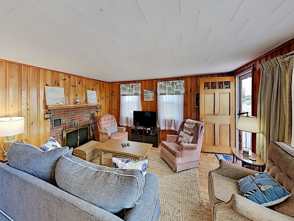 Lovely Cape Cod 4 Bedroom Vacation Home with Pool