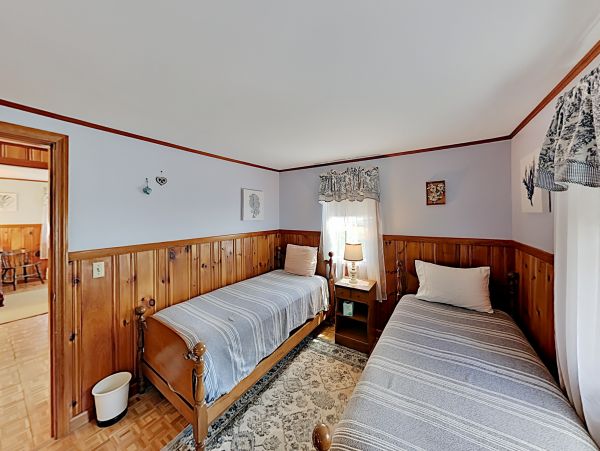 Lovely Cape Cod 4 Bedroom Vacation Home with Pool