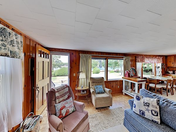 Lovely Cape Cod 4 Bedroom Vacation Home with Pool