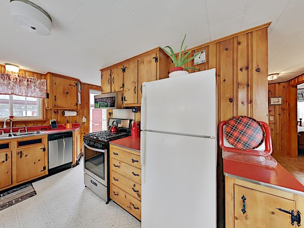 Lovely Cape Cod 4 Bedroom Vacation Home with Pool