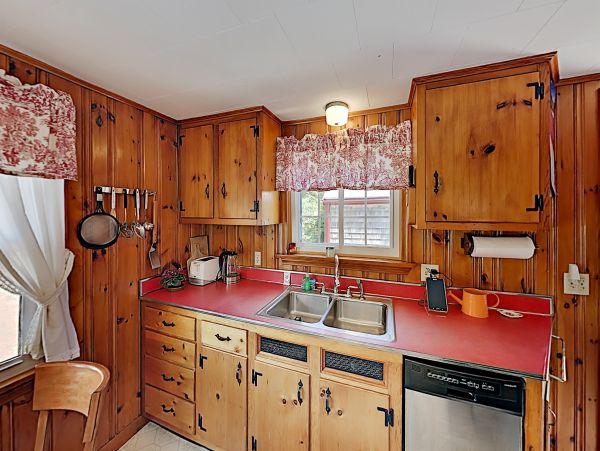 Lovely Cape Cod 4 Bedroom Vacation Home with Pool