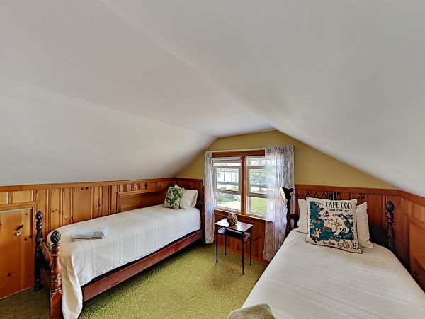 Lovely Cape Cod 4 Bedroom Vacation Home with Pool