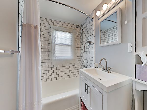 Lovely Cape Cod 4 Bedroom Vacation Home with Pool