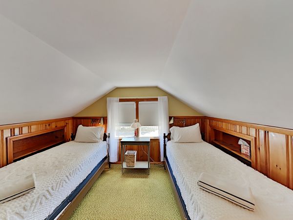 Lovely Cape Cod 4 Bedroom Vacation Home with Pool