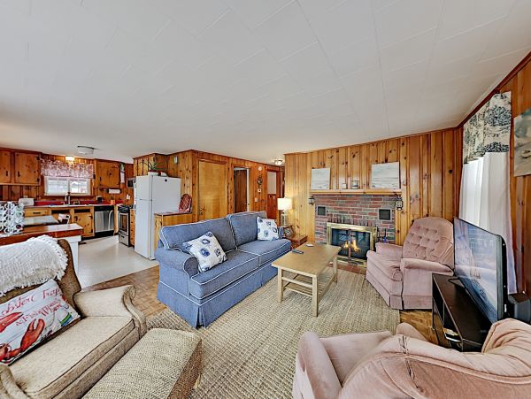 Lovely Cape Cod 4 Bedroom Vacation Home with Pool