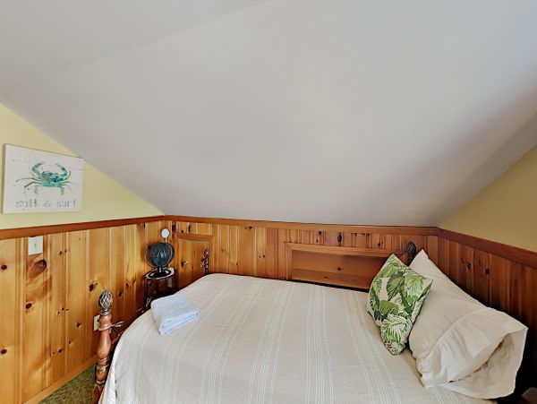 Lovely Cape Cod 4 Bedroom Vacation Home with Pool